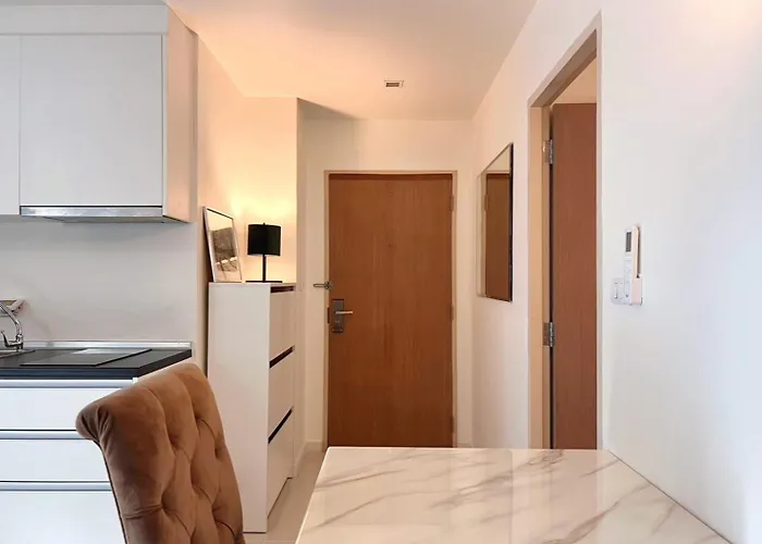 Location With 3-min Walk To Everything *