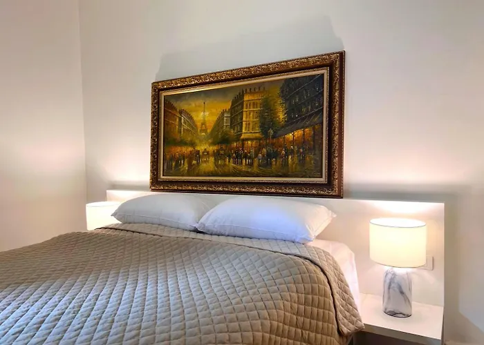 Location With 3-min Walk To Everything Apartamento