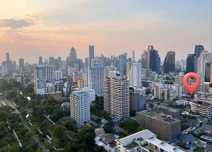 Location With 3-min Walk To Everything Apartamento